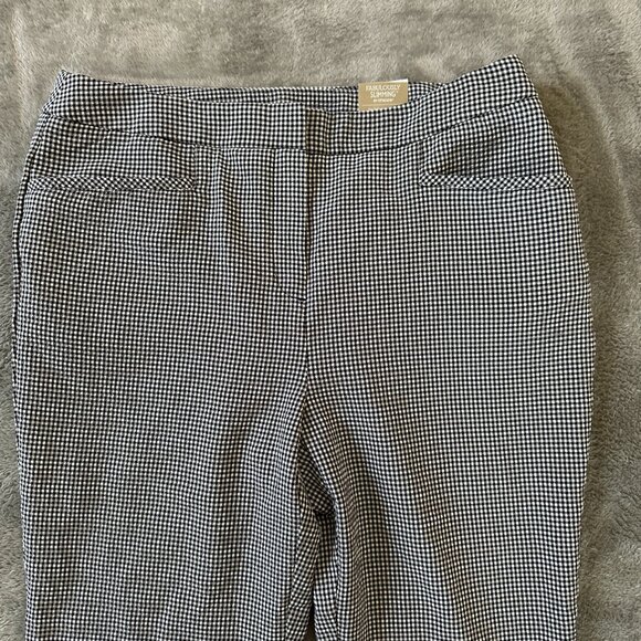 NWT Chico's Fabulously Slimming Straight Leg Capris 2 LARGE Gingham Seersucker - Picture 2 of 8